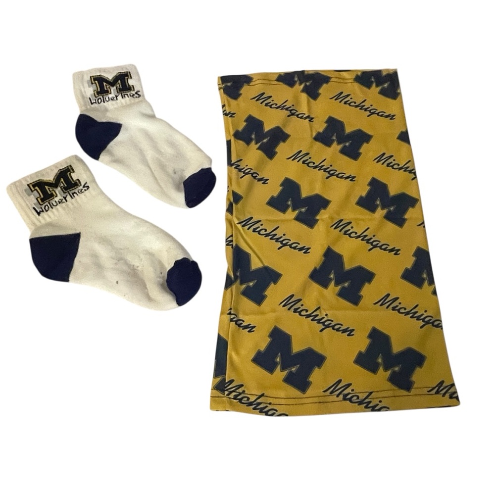 University of Michigan Wolverines Adult NEW Neck Warmer & Pre-owned Socks